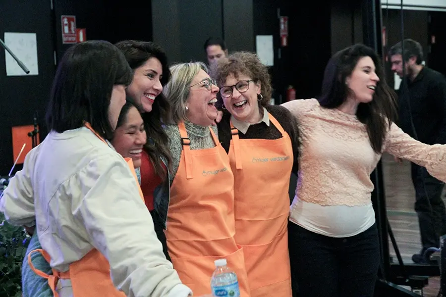 Aviva Nuestros Corazones staff taking a picture together