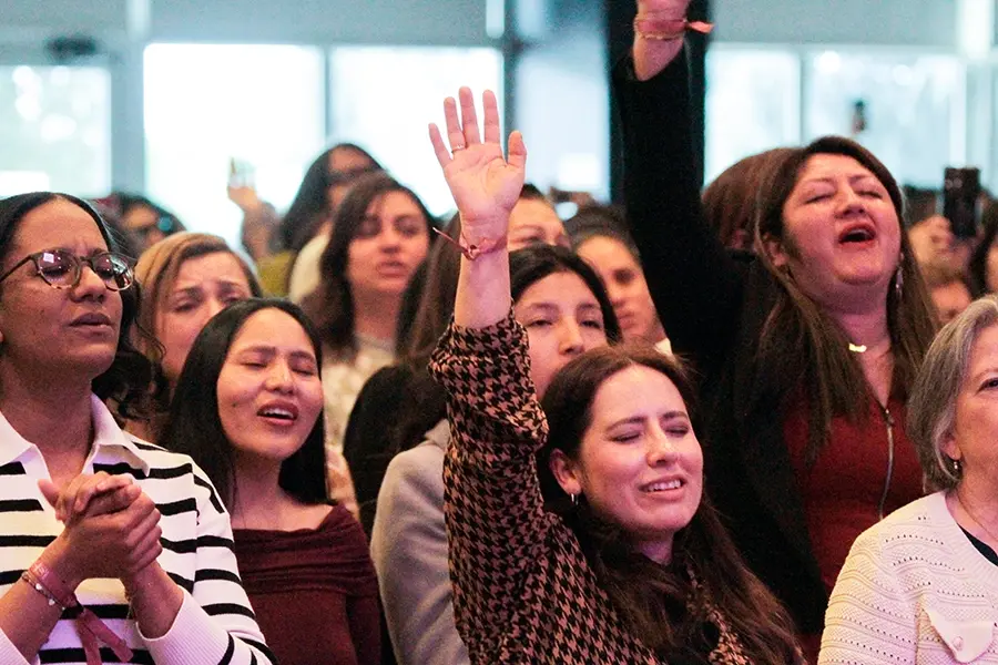 Women worshipping at Ishah conference